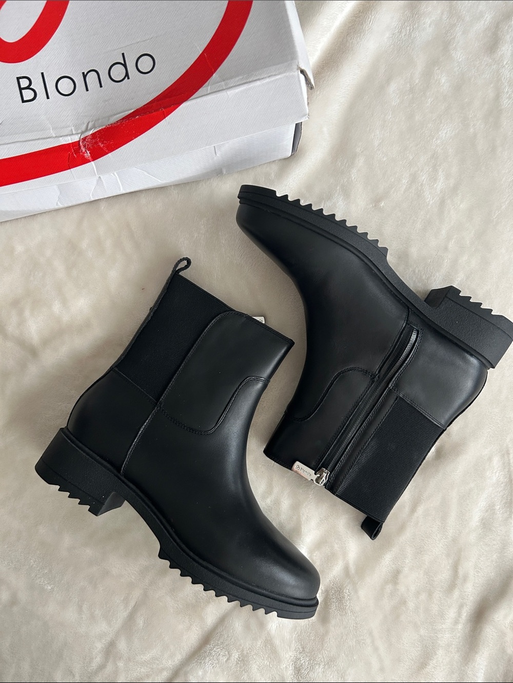 New Blondo Black Leather Lug-Sole Chelsea Booties Size 9.5
